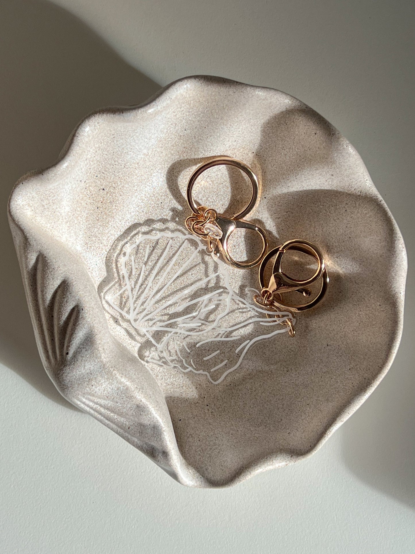 SEA SHELL KEYCHAIN SET BY WILLOW & SAGE CO PHOTOGRAPHED IN PALOMA DISH BY BYREN HOME