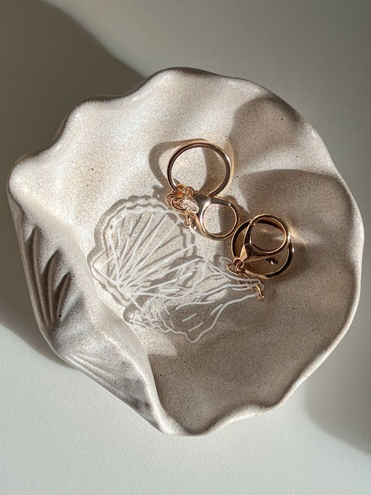 SEA SHELL KEYCHAIN SET BY WILLOW & SAGE CO PHOTOGRAPHED IN PALOMA DISH BY BYREN HOME